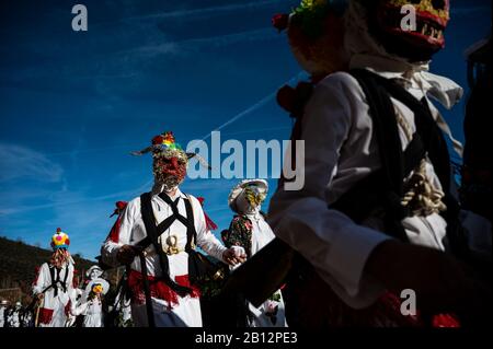 Almiruete, Guadalajara, Spagna. 22nd Feb, 2020. Le persone vestite come Botargas e Mascaritas prendono parte al Carnevale di Almiruete, uno dei più antichi carnevali tradizionali della Spagna di origine medievale. Le maschere sono fatte con oggetti che simboleggiano la natura e secondo la tradizione, sfilano attraverso il villaggio per difendere i piedi dagli spiriti del diavolo e hanno un raccolto prospero nella primavera. Credito: Marcos Del Mazo/Alamy Live News Foto Stock