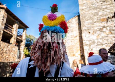 Almiruete, Guadalajara, Spagna. 22nd Feb, 2020. Le persone vestite come Botargas e Mascaritas prendono parte al Carnevale di Almiruete, uno dei più antichi carnevali tradizionali della Spagna di origine medievale. Le maschere sono fatte con oggetti che simboleggiano la natura e secondo la tradizione, sfilano attraverso il villaggio per difendere i piedi dagli spiriti del diavolo e hanno un raccolto prospero nella primavera. Credito: Marcos Del Mazo/Alamy Live News Foto Stock