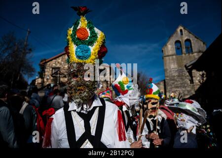 Almiruete, Guadalajara, Spagna. 22nd Feb, 2020. Le persone vestite come Botargas e Mascaritas prendono parte al Carnevale di Almiruete, uno dei più antichi carnevali tradizionali della Spagna di origine medievale. Le maschere sono fatte con oggetti che simboleggiano la natura e secondo la tradizione, sfilano attraverso il villaggio per difendere i piedi dagli spiriti del diavolo e hanno un raccolto prospero nella primavera. Credito: Marcos Del Mazo/Alamy Live News Foto Stock