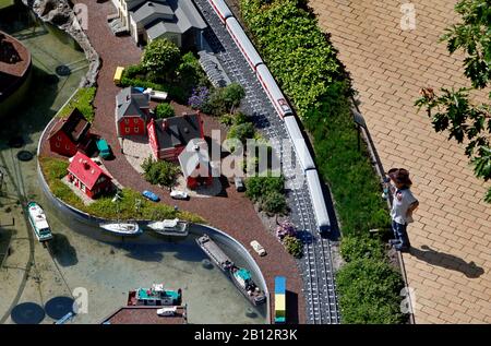 Bambini e adulti nel parco divertimenti Legoland di Billund, Danimarca. Foto: Bambini che guardano la città in miniatura a Lego. Foto Jeppe Gustafsson Foto Stock