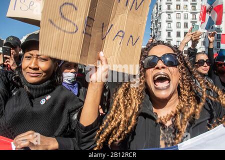 Centinaia di residenti della Repubblica Dominicana hanno dimostrato in Plaza de Callao a Madrid, Spagna protestando per la sospensione delle elezioni comunali in t. Foto Stock