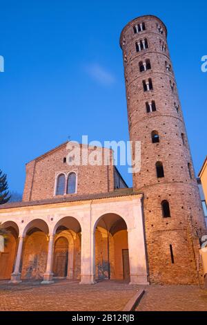 Ravenna - il portale della chiesa Basilica di Sant'Apolinare nuovo al tramonto. Foto Stock