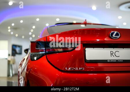 Nuova vettura Lexus RC rossa nello showroom Foto Stock