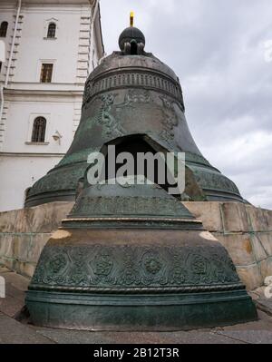Campana di bronzo più grande del mondo, campana dello zar o campana reale, Cremlino, Mosca, Federazione russa Foto Stock