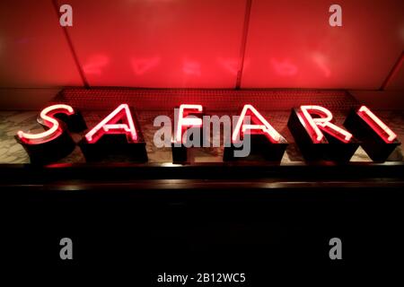 Insegna al neon del leggendario "Safari" Club sulla Reeperbahn, Große Freiheit, Amburgo, Germania Foto Stock