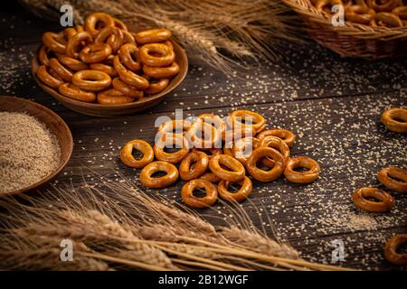 Salate pretzel tondi su sfondo di legno scuro Foto Stock