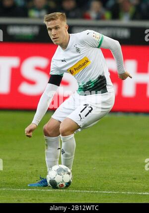 Monchengladbach, Germania. 22nd Feb 2020.Bundesliga, Borussia Mönchengladbach - TSG Hoffenheim, 23rd giornata di incontro al Borussia-Park. Oscar Wendt di Mönchengladbach gioca la palla. Foto: Roland Weihrauch/dpa - NOTA IMPORTANTE: In conformità con le norme del DFL Deutsche Fußball Liga e del DFB Deutscher Fußball-Bund, è vietato sfruttare o sfruttare nello stadio e/o dal gioco fotografato sotto forma di immagini di sequenza e/o serie di foto video-simili. Credito: DPA Picture Alliance/Alamy Live News Foto Stock