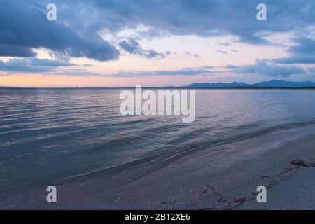 Tramonto sulla spiaggia in una giornata invernale Foto Stock