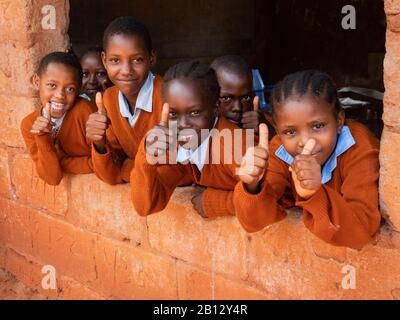 I pollici dai bambini in una fiorente scuola primaria vicino Al Voi nel Kenya meridionale Foto Stock