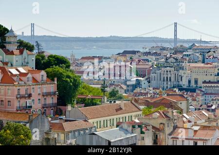 Vista da Lisbona verso il ponte 25 de Abril, Portogallo, Europa Foto Stock