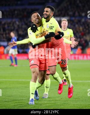 Gabriel Jesus (a sinistra) di Manchester City celebra il punteggio del suo primo gol laterale del gioco con il compagno di squadra Riyad Mahrez durante la partita della Premier League al King Power Stadium di Leicester. Foto Stock