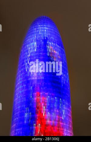 Agbar Torre di notte, zona del quartiere di Poblenou di Sant Marti, Barcellona, Spagna Foto Stock