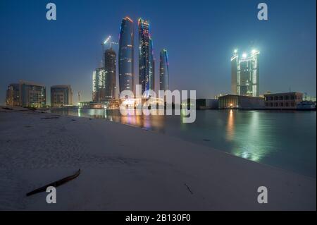 Etihad Towers ad Abu Dhabi all'alba, Emirati Arabi Uniti Foto Stock