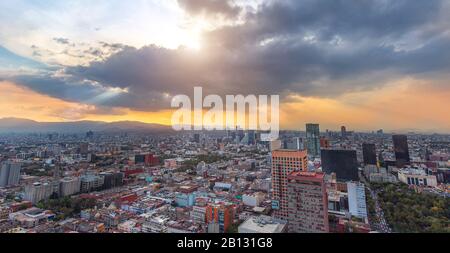 Vista panoramica panoramica del centro di Città del Messico dal ponte di osservazione in cima alla Torre Latinoamericana (Torre Latinoamericana) Foto Stock