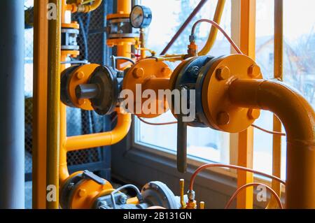 Agganciare una tubazione gialla di mandata del gas. Foto Stock