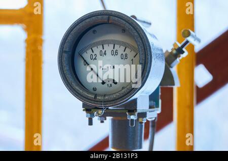 Il manometro sulla tubazione di alimentazione del gas. Foto Stock