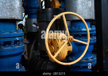 Valvola con timone giallo sulla tubazione. Foto Stock