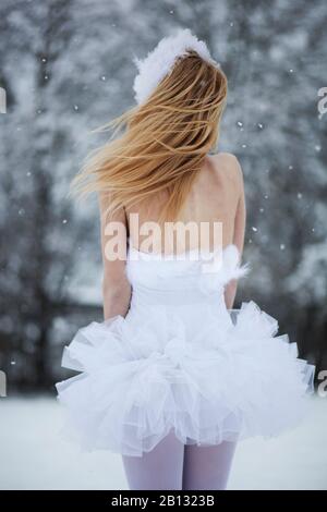 Ballerina il congelamento nella neve Foto Stock
