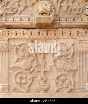 RAVENNA, ITALIA - 29 GENNAIO 2020: Il particolare della tomba paleocristiana nella chiesa Basilica di Sant Apolinare in Classe con il paradiso simbolico. Foto Stock