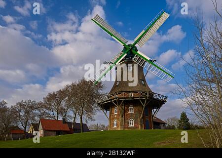 Smock Mill a Midlum, Wursten, distretto di Cuxhaven, Bassa Sassonia, Germania Foto Stock