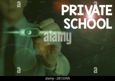 Scrittura a mano di testo Scuola privata. Foto concettuale una scuola indipendente sostenuta interamente dal pagamento delle tasse Foto Stock