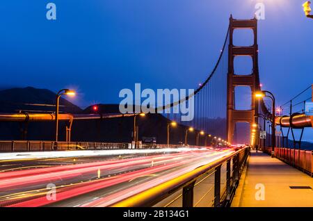 Traffico notturno sul Golden Gate Bridge, San Francisco, California, USA Foto Stock