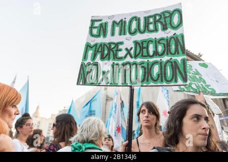Capital Federal, Buenos Aires/Argentina; 19 febbraio 2020: Rally a favore dell'approvazione della legge dell'aborto legale, sicuro e libero. Donna con un segno Foto Stock