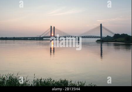 Il ponte Martinus Nijhoff con il ponte ferroviario Dr. W. Hupkes sul fiume Waal a Zaltbommel Foto Stock