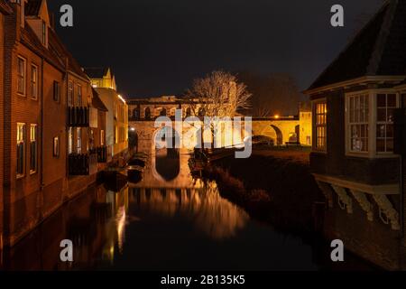 Storico cancello d'acqua del fiume Berkel in Zutphen di notte visto dal lato ovest Foto Stock