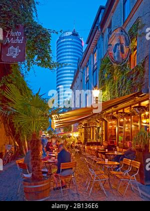 Scena pub a Wagnergasse con Intershop Tower a Jena., Turingia, Germania Foto Stock