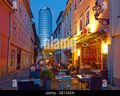 Scena pub a Wagnergasse con Intershop Tower a Jena., Turingia, Germania Foto Stock