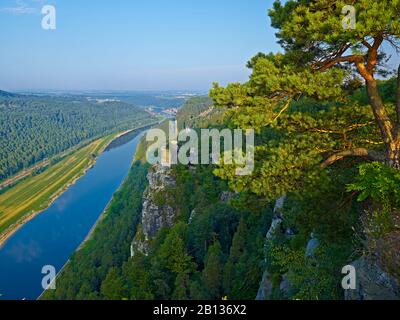 Vista dal Bastei a Rathen alla valle di Elbe, Svizzera sassone, Sassonia, Germania Foto Stock