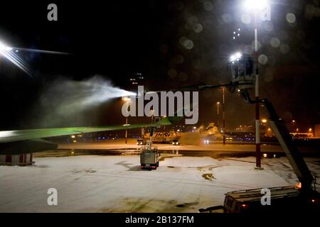Lavorazione di aeromobili anti-ghiaccio. Aeroporto di Helsinki. Finlandia Foto Stock
