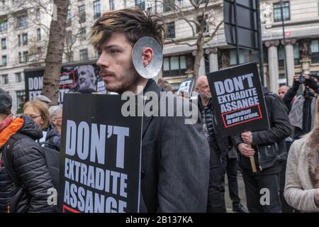 Londra, Regno Unito. 22nd febbraio 2020. La gente si incontra in Australia House a marzo per un raduno in Piazza del Parlamento che chiede il rilascio di Julian Assange il cui processo di estradizione inizia il Lunedi. L’amministrazione Trump vuole provarlo ai sensi dell’Espionage Act statunitense, con un periodo di detenzione di 175 anni o la pena di morte per aver esposto crimini di guerra americani e sorveglianza di massa illegale. Il padre di Julian, l'editore di Wikileaks in capo, Roger Walters, mia, Vivienne Westwood, Brian Eno, Lowkey e Chrissie Hynde erano tra coloro che sostenevano l'evento. Peter Marshall/Alamy Live News Foto Stock