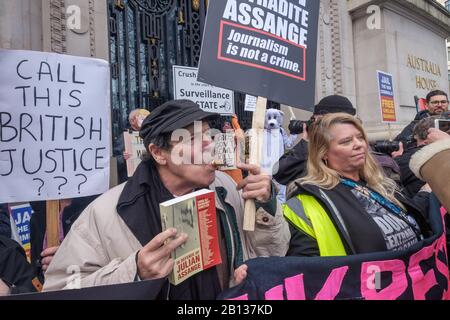 Londra, Regno Unito. 22nd febbraio 2020. La gente si incontra in Australia House a marzo per un raduno in Piazza del Parlamento che chiede il rilascio di Julian Assange il cui processo di estradizione inizia il Lunedi. L’amministrazione Trump vuole provarlo ai sensi dell’Espionage Act statunitense, con un periodo di detenzione di 175 anni o la pena di morte per aver esposto crimini di guerra americani e sorveglianza di massa illegale. Il padre di Julian, l'editore di Wikileaks in capo, Roger Walters, mia, Vivienne Westwood, Brian Eno, Lowkey e Chrissie Hynde erano tra coloro che sostenevano l'evento. Peter Marshall/Alamy Live News Foto Stock