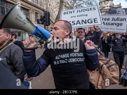 Londra, Regno Unito. 22nd febbraio 2020. La gente marciano dall'Australia House ad un rally in Piazza del Parlamento chiedendo il rilascio di Julian Assange il cui processo di estradizione inizia lunedì. L’amministrazione Trump vuole provarlo ai sensi dell’Espionage Act statunitense, con un periodo di detenzione di 175 anni o la pena di morte per aver esposto crimini di guerra americani e sorveglianza di massa illegale. Il padre di Julian, l'editore di Wikileaks in capo, Roger Walters, mia, Vivienne Westwood, Brian Eno, Lowkey e Chrissie Hynde erano tra coloro che sostenevano l'evento. Peter Marshall/Alamy Live News Foto Stock