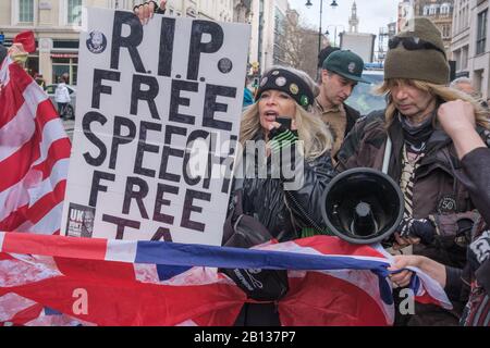 Londra, Regno Unito. 22nd febbraio 2020. La gente marciano dall'Australia House ad un rally in Piazza del Parlamento chiedendo il rilascio di Julian Assange il cui processo di estradizione inizia lunedì. L’amministrazione Trump vuole provarlo ai sensi dell’Espionage Act statunitense, con un periodo di detenzione di 175 anni o la pena di morte per aver esposto crimini di guerra americani e sorveglianza di massa illegale. Il padre di Julian, l'editore di Wikileaks in capo, Roger Walters, mia, Vivienne Westwood, Brian Eno, Lowkey e Chrissie Hynde erano tra coloro che sostenevano l'evento. Peter Marshall/Alamy Live News Foto Stock