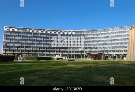Il principale edificio Unesco, chiamato sito Fontenoy, come si erge Su Place Fontenoy , Parigi, Francia. Foto Stock