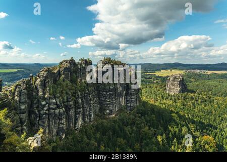 Vista sulla Schrammsteine e il Falkenstein, Elbe Arenaria Montagne, Sassonia, Germania Foto Stock