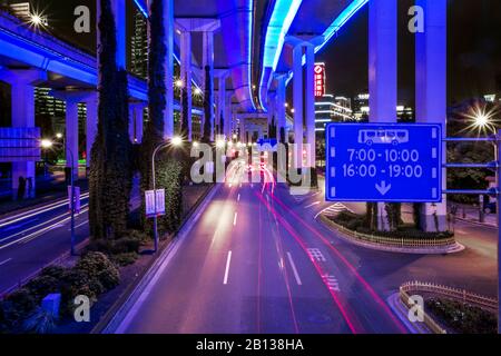 Autostrada illuminata, Xintiandi hotspot di notte, Puxi, Shanghai, Cina Foto Stock