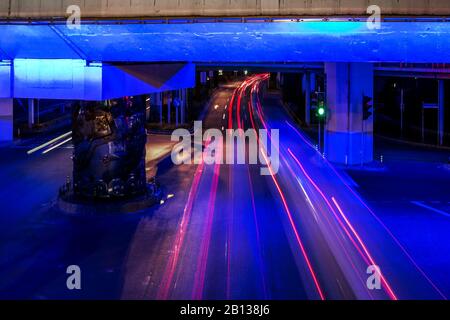 Autostrada illuminata, Xintiandi hotspot di notte, Puxi, Shanghai, Cina Foto Stock