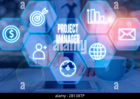 Nota di scrittura che mostra Project Manager. Concetto di business per l'addebito complessivo della pianificazione e dell'esecuzione di un progetto Foto Stock
