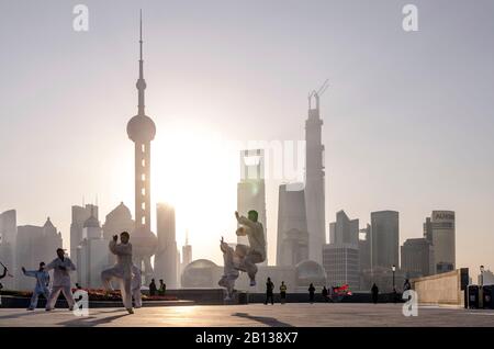 Tai Chi, passeggiata, il Bund, Shanghai, Cina Foto Stock