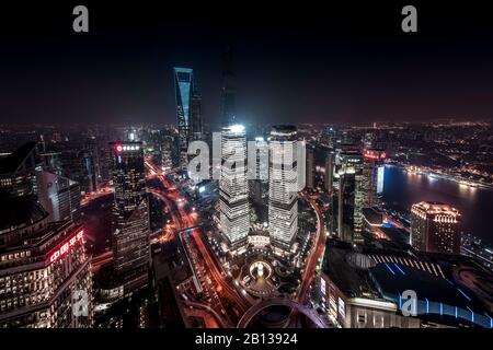 Paesaggio urbano,vista IFC,SWFC,Shanghai World Financial Center,Jin Mao Tower di notte,Lujiazui,Pudong,Shanghai,Cina Foto Stock