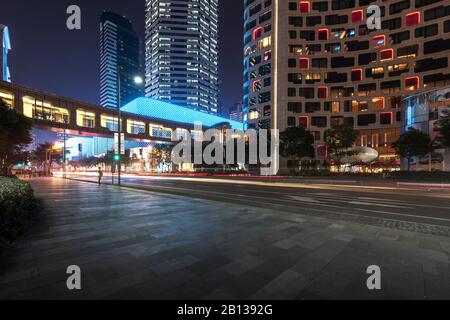 Xintiandi hotspot di notte, Puxi, Shanghai, Cina Foto Stock