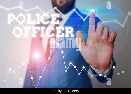 Nota scritta che mostra l'ufficiale di polizia. Concetto di business per una dimostrazione di chi è un ufficiale del team di applicazione della legge Foto Stock