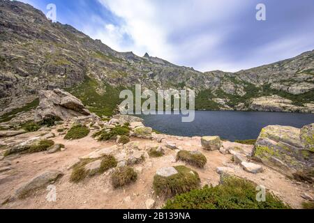 Vista sul lago Melo nella suggestiva gola di Restonica vicino Corte sull'isola di Corsica, Francia Foto Stock