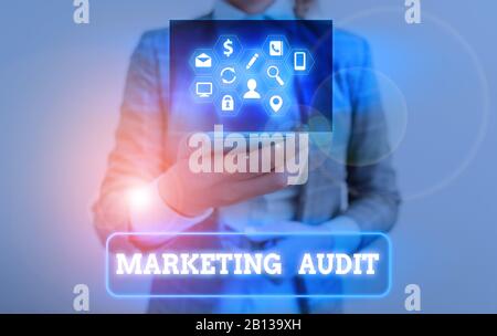 Scrittura a mano concettuale che mostra l'audit di marketing. Concetto significato esame e analisi delle attività di marketing Foto Stock