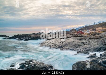 Il villaggio di pescatori abbandonato Nesland, all'estremità sud di Flakstadøy, Lofoten, Norvegia Foto Stock