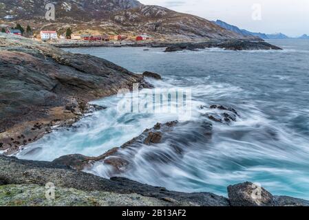 Il villaggio di pescatori abbandonato Nesland, all'estremità sud di Flakstadøy, Lofoten, Norvegia Foto Stock